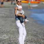 Michelle Hunziker in spiaggia con Sole e il barboncino Lilly10