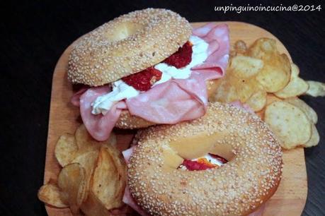 Bagel con Mortadella Bologna IGP, Burrata di Andria e pomodori secchi