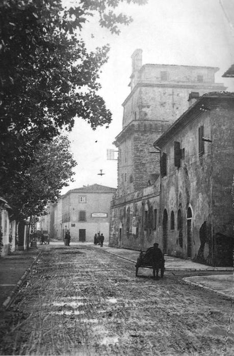 Viareggio - Via della Foce - Di fianco alla Torre Matilde la caserma dei soldati - Foto tratta da 