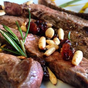 Tagliata con uvetta passa e pinoli