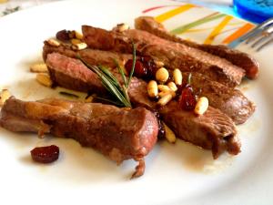 Tagliata con uvetta passa e pinoli