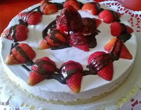 YOGURT CAKE AI FRUTTI DI BOSCO E FRAGOLE GLASSATE AL CIOCCOLATO