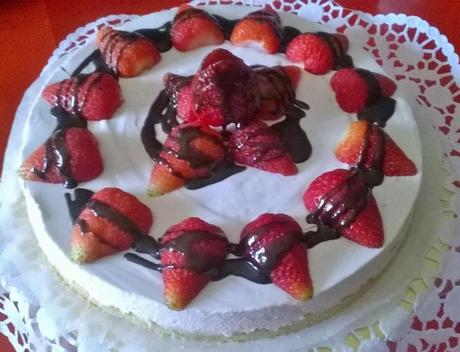 YOGURT CAKE AI FRUTTI DI BOSCO E FRAGOLE GLASSATE AL CIOCCOLATO