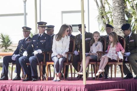 Il primo atto ufficiale delle Infante Leonor e Sofia: a una sfilata con Felipe e Letizia