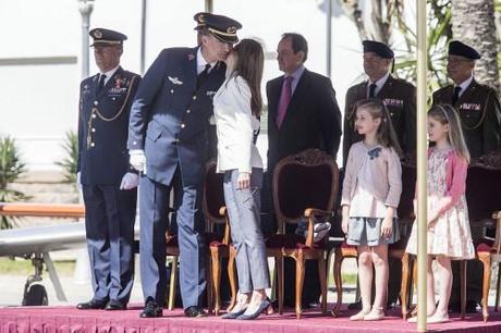 Il primo atto ufficiale delle Infante Leonor e Sofia: a una sfilata con Felipe e Letizia