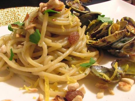 CON UN SOLO CALZINO E LA GALLINELLA DI MARE - SPAGHETTI ALLE VONGOLE CON UVETTA, MANDORLE TOSTATE, SCORZA DI LIMONE SICILIANO E PERCEZIONE DI MARSALA