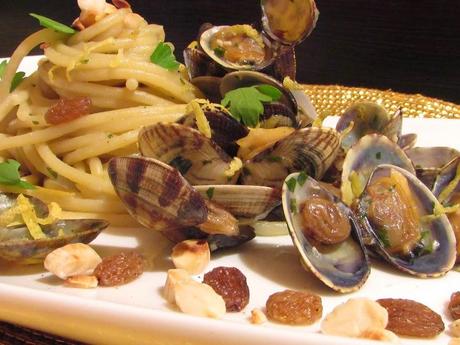 CON UN SOLO CALZINO E LA GALLINELLA DI MARE - SPAGHETTI ALLE VONGOLE CON UVETTA, MANDORLE TOSTATE, SCORZA DI LIMONE SICILIANO E PERCEZIONE DI MARSALA