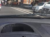 Dopo maiali pecore ecco finalmente cavalli pascolano totale libertà mezzo alla strada, piena città