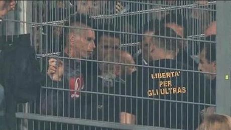 L'inchino agli ultras