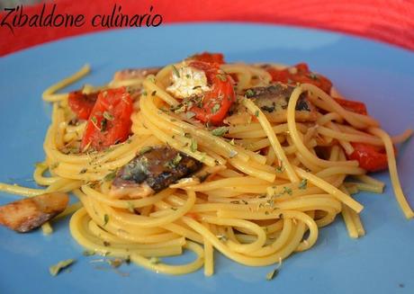 Spaghetti con filetti di sgombro e datterini