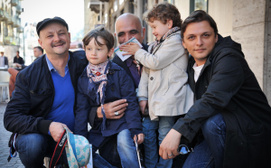 Il regista Puccioni, con il compagno Giampietro ed i figli. Insieme a loro anche Minerba, direttore del TGLFF (rbcasting.com)