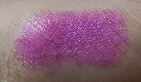 Radiant Orchid con Color Riche Flashing Lilac di L'Oreal e Playtime di Mac