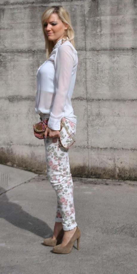 outfit pantaloni a fiori e giacca di pelle outfit jeeans a fiori e camicia bianca colletto camicia con applicazioni outfit jeans e tacchi abbinamenti jeans a fiori abbinamenti pantaloni a fiori borsa lobra jeans a fiori pimkie camicia con perline sul colletto zara borsa pitonata scarpe benetton anello metà falange outfit primaverili outfit maggio 2014 outfit colorblock by felym outfit mariafelicia magno