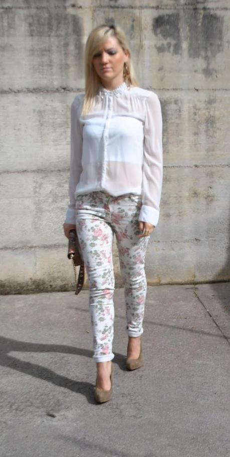 outfit pantaloni a fiori e giacca di pelle outfit jeeans a fiori e camicia bianca colletto camicia con applicazioni outfit jeans e tacchi abbinamenti jeans a fiori abbinamenti pantaloni a fiori borsa lobra jeans a fiori pimkie camicia con perline sul colletto zara borsa pitonata scarpe benetton anello metà falange outfit primaverili outfit maggio 2014 outfit colorblock by felym outfit mariafelicia magno