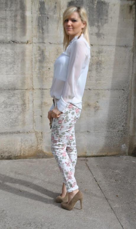 outfit pantaloni a fiori e giacca di pelle outfit jeeans a fiori e camicia bianca colletto camicia con applicazioni outfit jeans e tacchi abbinamenti jeans a fiori abbinamenti pantaloni a fiori borsa lobra jeans a fiori pimkie camicia con perline sul colletto zara borsa pitonata scarpe benetton anello metà falange outfit primaverili outfit maggio 2014 outfit colorblock by felym outfit mariafelicia magno