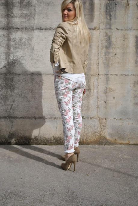 outfit pantaloni a fiori e giacca di pelle outfit jeeans a fiori e camicia bianca colletto camicia con applicazioni outfit jeans e tacchi abbinamenti jeans a fiori abbinamenti pantaloni a fiori borsa lobra jeans a fiori pimkie camicia con perline sul colletto zara borsa pitonata scarpe benetton anello metà falange outfit primaverili outfit maggio 2014 outfit colorblock by felym outfit mariafelicia magno