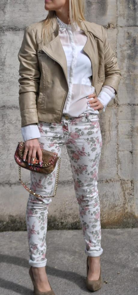 outfit pantaloni a fiori e giacca di pelle outfit jeeans a fiori e camicia bianca colletto camicia con applicazioni outfit jeans e tacchi abbinamenti jeans a fiori abbinamenti pantaloni a fiori borsa lobra jeans a fiori pimkie camicia con perline sul colletto zara borsa pitonata scarpe benetton anello metà falange outfit primaverili outfit maggio 2014 outfit colorblock by felym outfit mariafelicia magno