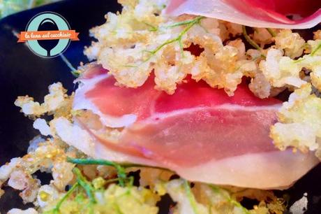 Tempura di fiori di Sambuco con prosciutto crudo