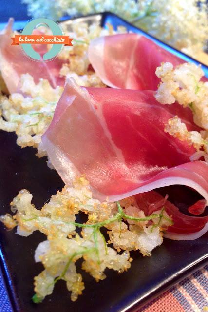 Tempura di fiori di Sambuco con prosciutto crudo