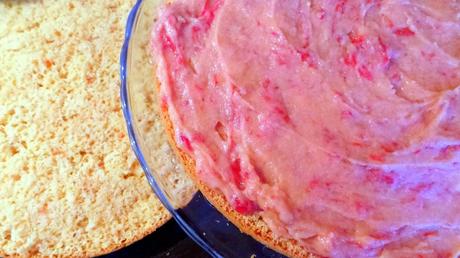 TORTA DI COMPLEANNO: PAN DI SPAGNA CON CREMA, PANNA E FRAGOLE