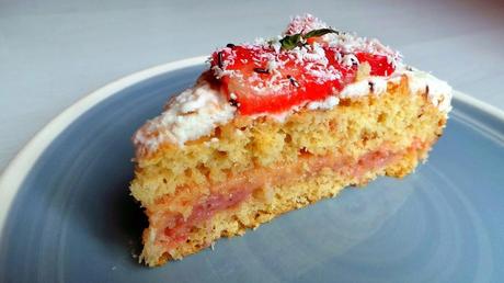 TORTA DI COMPLEANNO: PAN DI SPAGNA CON CREMA, PANNA E FRAGOLE