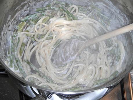 Spaghetti quadrati alla fonduta di feta e asparagina