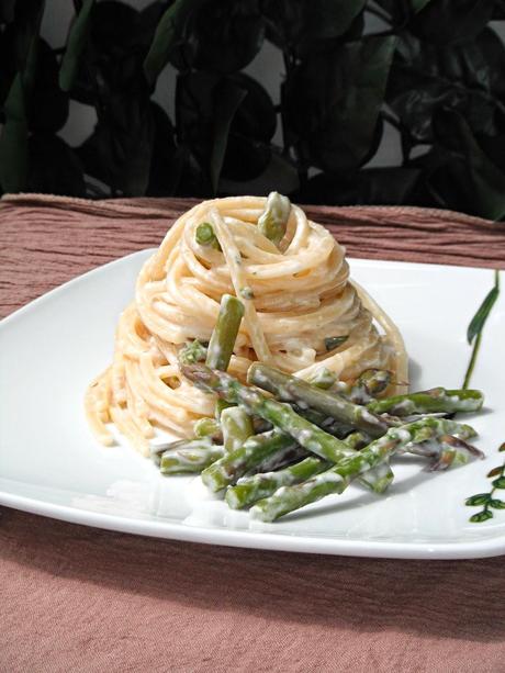 Spaghetti quadrati alla fonduta di feta e asparagina