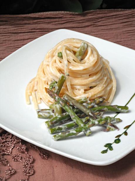 Spaghetti quadrati alla fonduta di feta e asparagina