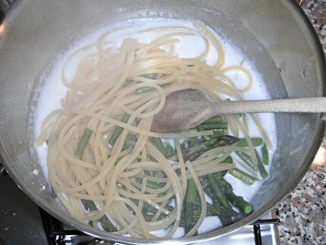 Spaghetti quadrati alla fonduta di feta e asparagina