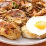 Ricette di carne: pollo alla Marengo con gamberi e uova