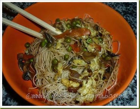 Spaghetti cinesi vegan con verdure e funghi (11)