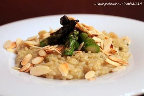 Risotto agli asparagi con punte caramellate e mandorle tostate