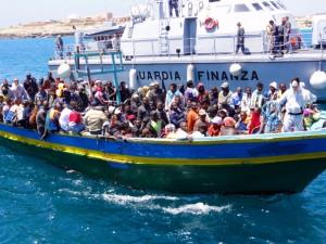 Lampedusa-Barca-di-migranti-viene-aiutata-ad-attraccare-dalla-nave-della-Guardia-di-Finanza