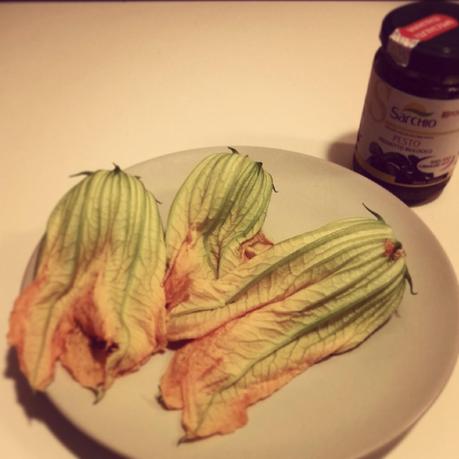 Cous cous con pesto e fiori di zucca