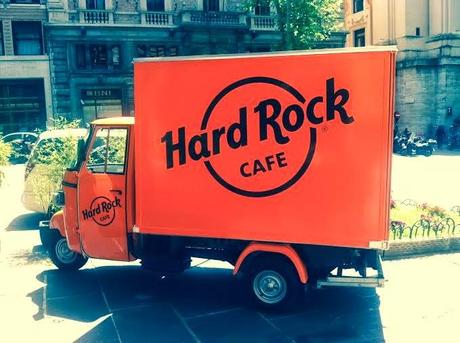 HARD ROCK CAFE ON THE ROAD CON IL NUOVO MENU - Una settimana Hard Rock Cafe a bordo di un Ape Classic Rock per uno Street Food gratuito a tutti gli studenti universitari di Roma