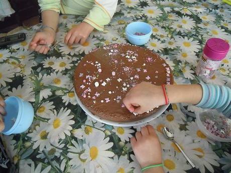 Decorazione a sei mani per la torta paradiso! :-)