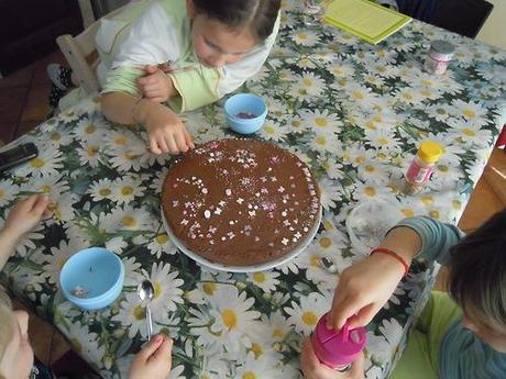 Decorazione a sei mani per la torta paradiso! :-)