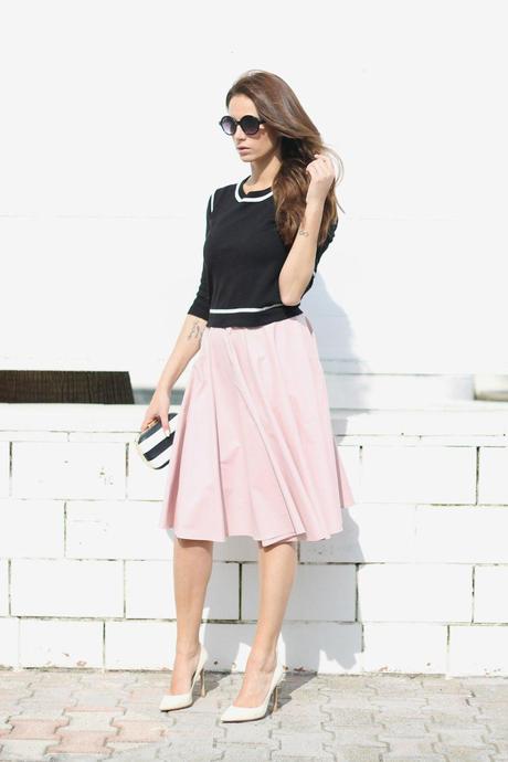 lovehandmade italian fashion blog_barbara valentina grimaldi_candy pink midi skirt_white gianvito rossi heels_striped clutch_black round sunglasses