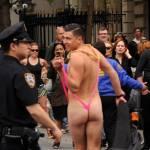 Met Ball, streaker in perizoma rosa alla Borat corre sul red carpet (foto)