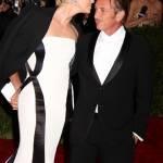 Sean Penn e Charlize Theron mano per mano al Met Gala02