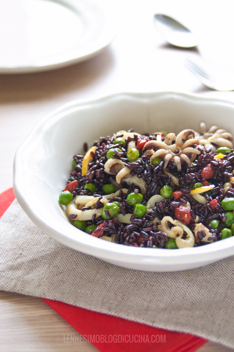 INSALATA DI RISO VENERE CON SEPPIE, PISELLINI E BACCHE DI GOJI