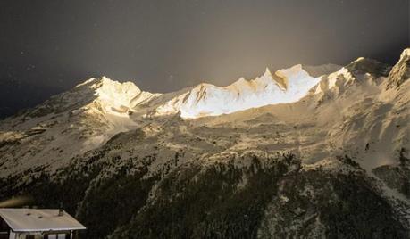 Nella foto l'Aiguille de la Tsa, una montagna delle Alpi del Weisshorn e del Cervino nelle Alpi Pennine. In questa immagine si vede la vetta di notte illuminata a giorno. Crediti: KEYSTONE/Jean-Christophe Bott