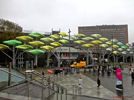 Shopping nei giganti dell' East End: Stratford e Westfield Shopping Centre, tra negozi di moda e bancarelle di frutta e verdura.