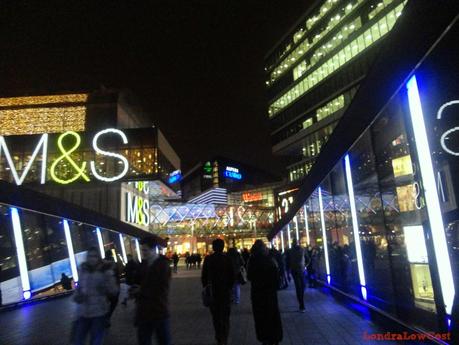 Shopping nei giganti dell' East End: Stratford e Westfield Shopping Centre, tra negozi di moda e bancarelle di frutta e verdura.