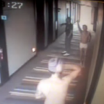 One Direction: Niall e Harry in mutande nel corridoio di un hotel (video)