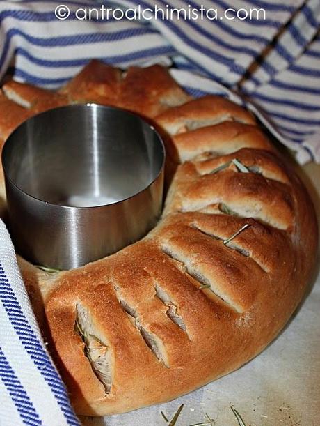 Corona di Pane alle Erbe Aromatiche con Farina di Kamut e Farina Integrale