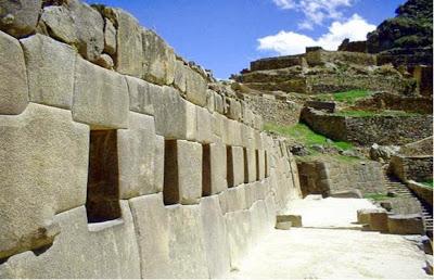 OLLANTAYTAMBO: LA CITTÀ PERUVIANA COSTRUITA DAGLI INGEGNERI VENUTI DALLO SPAZIO