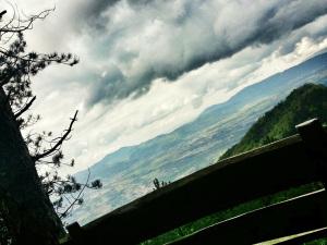 Il panorama sulla Colla di Casaglia, da una delle panchine lungo il percorso