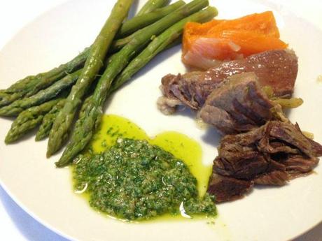 Pranzo tradizionale con lesso, stracciatella e salsa verde