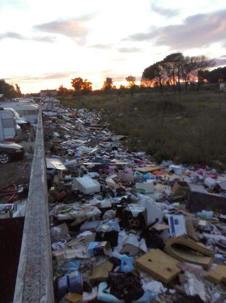 Nottata e alba al campo rom di Via di Salone. Le foto sono di un Vigile del Fuoco (pagato con le tue tasse)